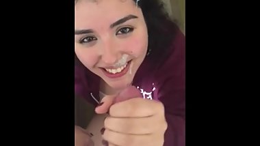 Collega mi chiude in bagno e me lo succhia come non ha mai fatto prima