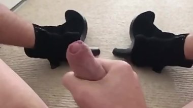 Twink wanks Iâ€™m heels and cums on him self