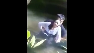 Pinay fuck in the river scandal