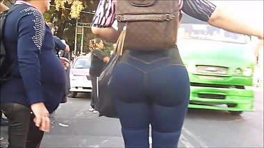 Latina Prallarsch auf der Strasse, gran culo en jeans!