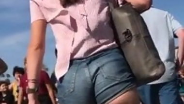 tourist teaching big cheeks