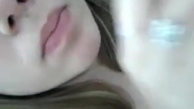 Joven comiendose sus fluidos