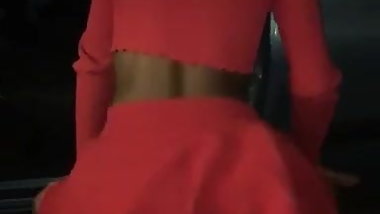 Jeune salope bouge son cul 5