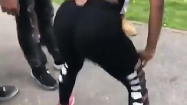 Jeune salope bouge son cul 4