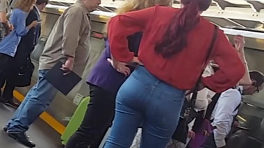 Cute teen nice ass in jeans