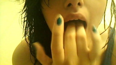 Handy Video - Teen fingert ihren Hals