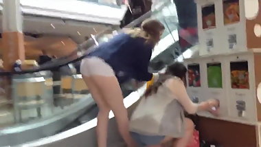 Novinha short branco inclinada