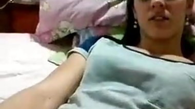 masturbandose con el consolador de la madre