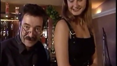 Zarte Muschi in der Bar geknallt