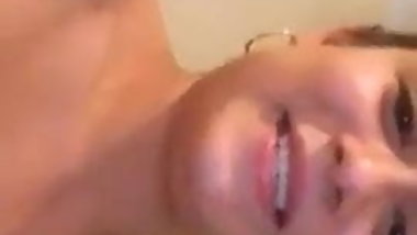 2 espanolas en directo ensenando las tetas y masturbandose