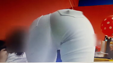 RICO CULO EN JEANS BLANCO!!