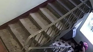 Schuelerin pisst ins Treppenhaus auf dem Nachhauseweg!