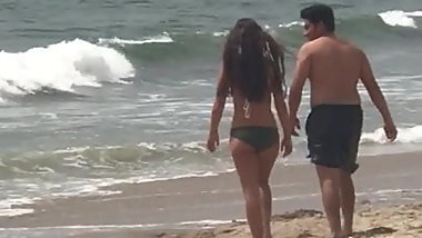Beach hottie w ugly bf