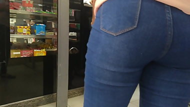 Bunda redonda novinha