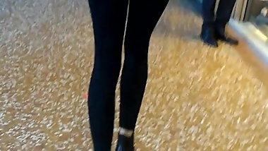 Teen shaking her ass while walking