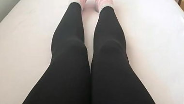 GeileTeenJasmin chillt auf dem Bett