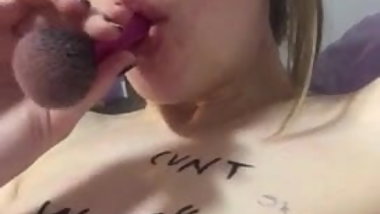 Nerdiges Teen steckt sich Schminkpinsel ins Maul!