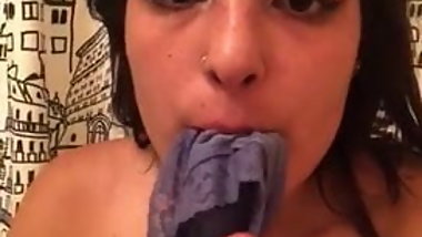 Schuelerin Yulia steckt sich vollgepissten Slip ins Maul!