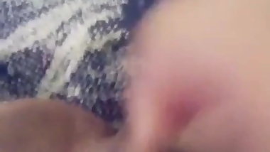 young girl loves to rub her pussy on live