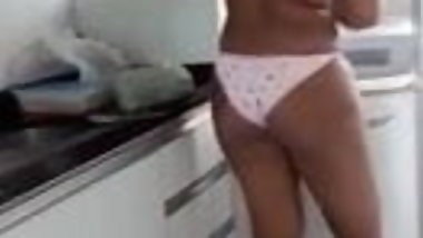brazilian hot girl cooking naked and her bf recording her