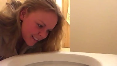 Amy leckt die dreckige Kloschuessel!