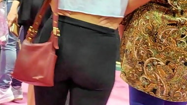 Candid Voyeur- Fantastic Cute Teen Ass