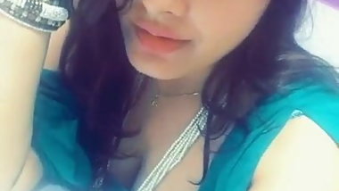 indian teen flashing her deep cleavage