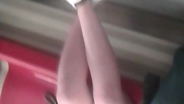 mostrando piernas en metro