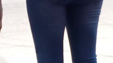 NALGAS DE CASADA JOVEN PARADA BUS ZOOM ASS