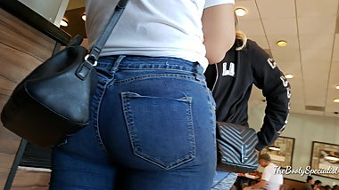 Teen Pawg in Jeans Candid (Restaurant)