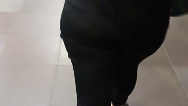 Seguimdo Loira tesuda gostosa rebolando jeans