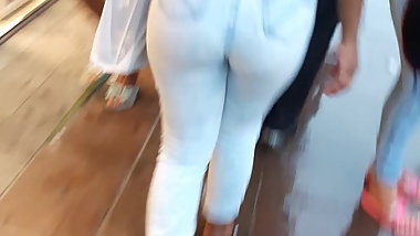 Mulata gostosa rabuda rebolando jeans