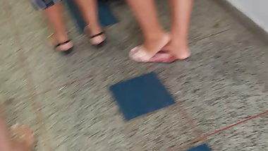 Novinha tesuda shortinho jeans colado 2