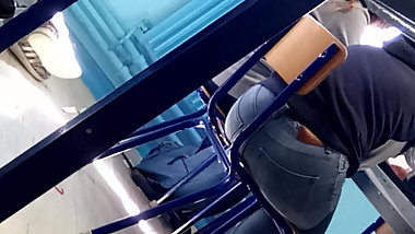Gros cul en classe.