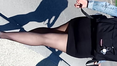 Une blonde et son gros cul en jupe