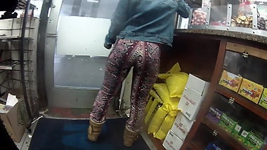 Fat YoUng teen round booty in print pants Dawgone Girl!!!