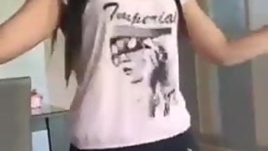 Beurette bouge son gros cul