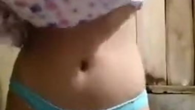 Novinha tirando a roupa