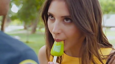 Cata Salazar tomando helado