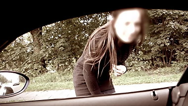 Junge Frau aus dem Auto zum Blasen ueberredet