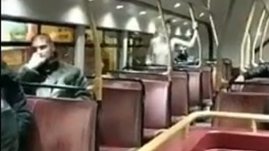 Montando polla en el bus