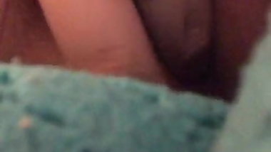 Mi sobrinita super chiquita y puta dedeandose