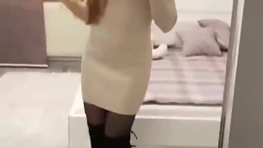 Alina shaking her Ass