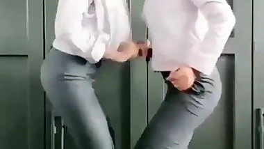 Lebih baik berdua gros sein miel en Asie