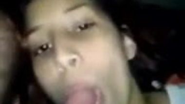 le dan entre varios a la linda joven sexo grupal