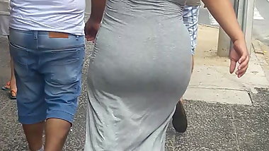 Novinha cavalona rabuda rebolando vestido colado