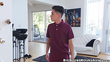 Bubble butt babe seduces skinny nerd and services his cock