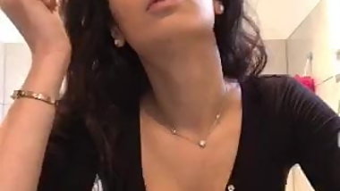 Bon seins jeune femme live maquillage