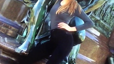 Amelie shakes her ass