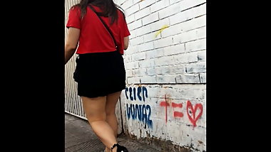 048 Hermosa chica en minifalda